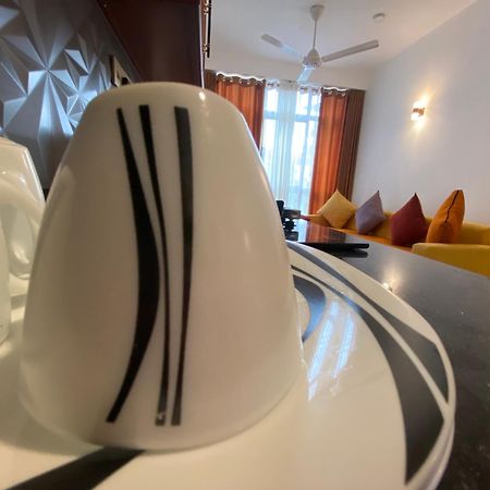 Aurelia Inn Канди Екстериор снимка