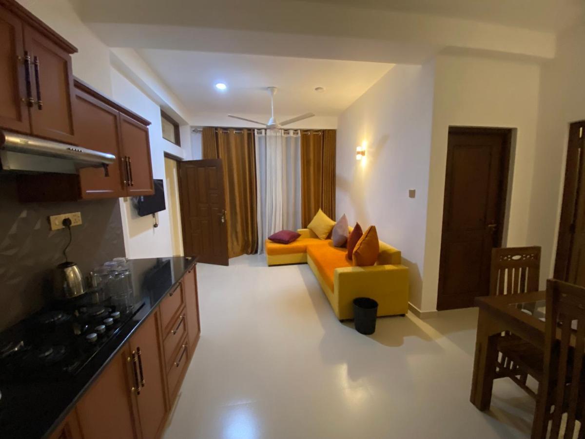 Aurelia Inn Канди Екстериор снимка