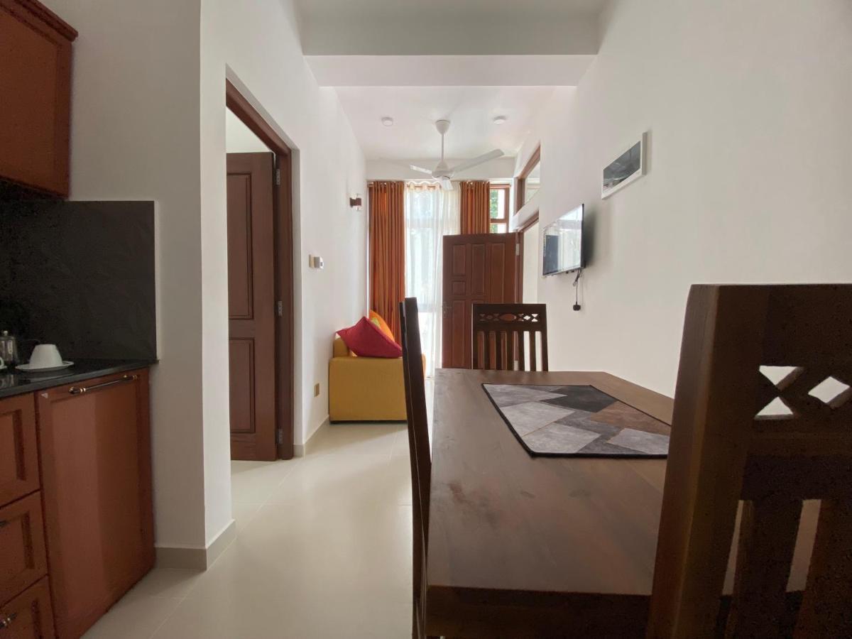 Aurelia Inn Канди Екстериор снимка