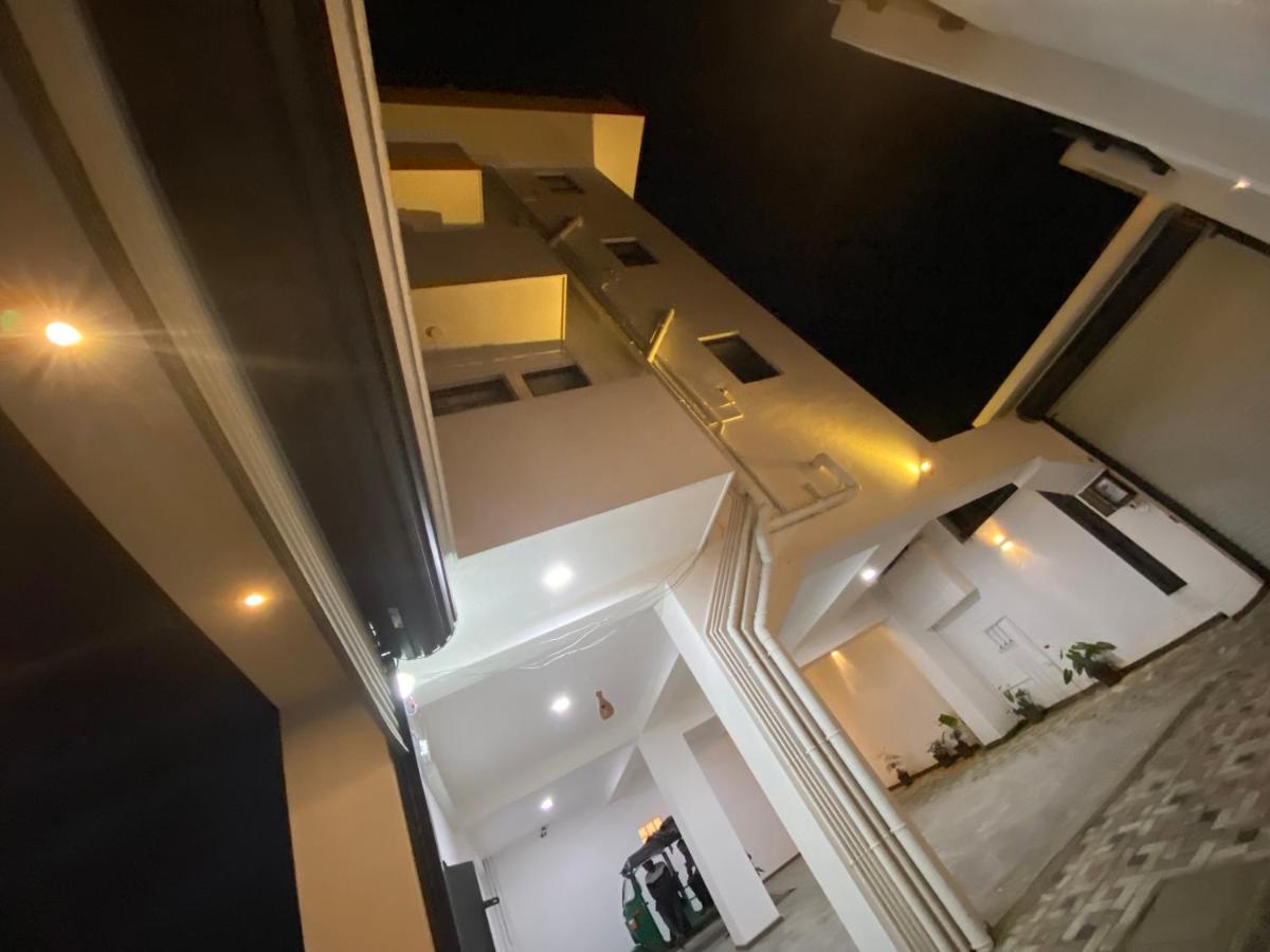 Aurelia Inn Канди Екстериор снимка