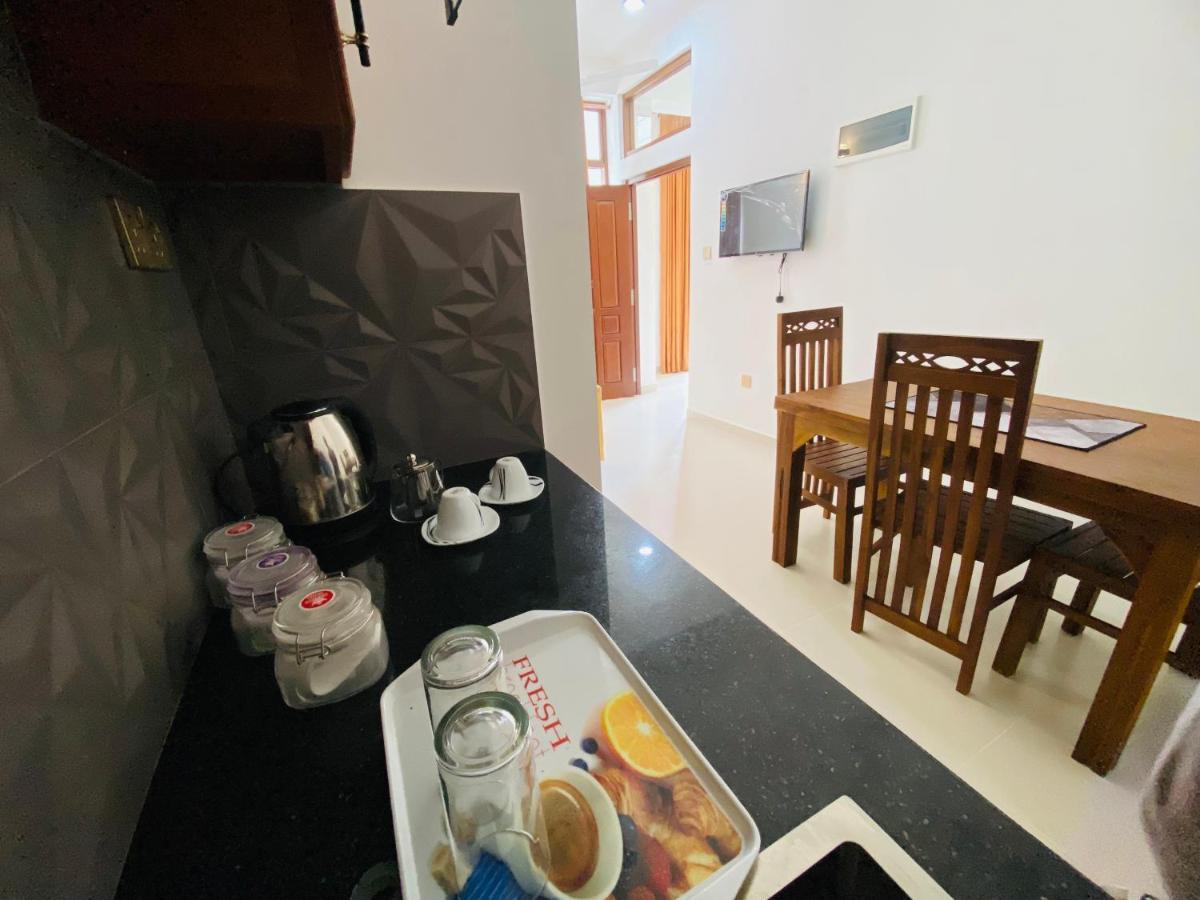Aurelia Inn Канди Екстериор снимка