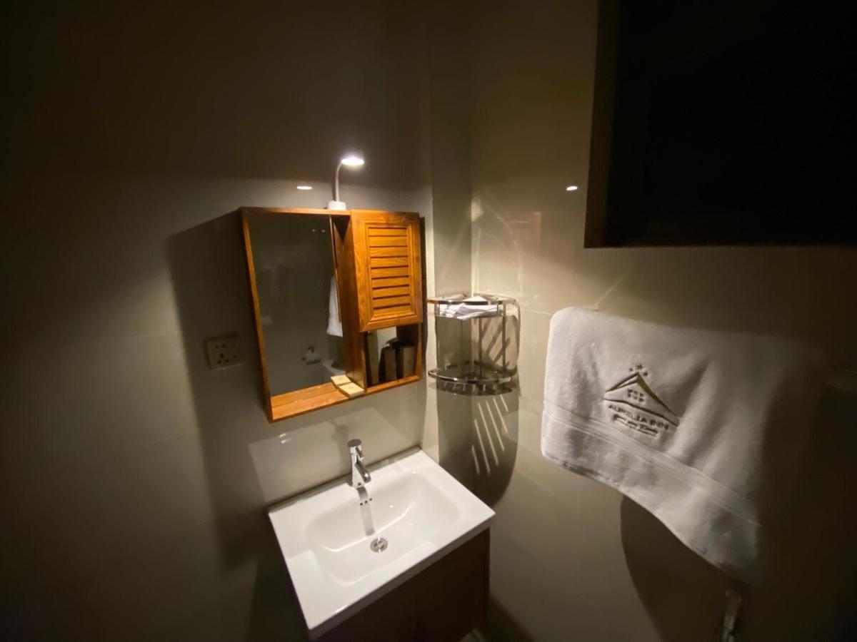 Aurelia Inn Канди Екстериор снимка