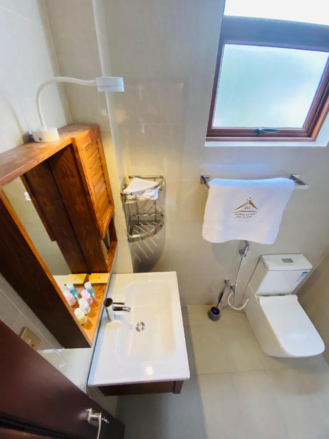 Aurelia Inn Канди Екстериор снимка
