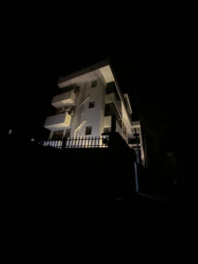 Aurelia Inn Канди Екстериор снимка